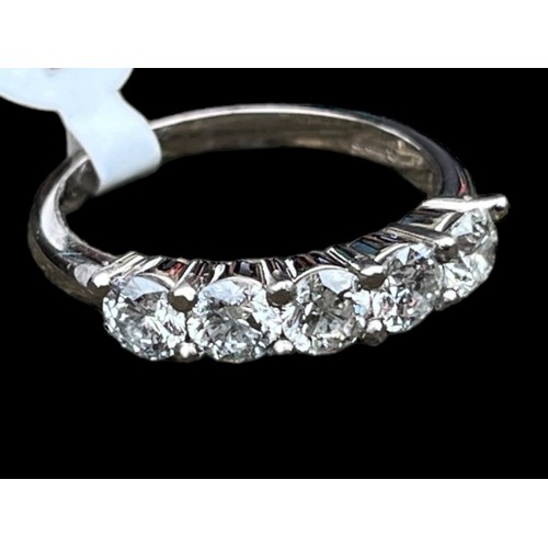 629 - AN 18ct WHITE GOLD 5 STONE DIAMOND RING (1.12ct) SIZE L