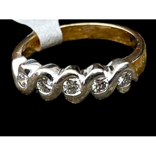 631 - AN 18ct 5 STONE DIAMOND RING (DIAMONDS SET IN WHITE GOLD AND 0.5ct)