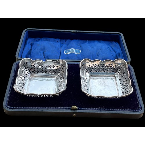 640 - A PAIR OF PIERED SILVER DISH IN FITTED CASE ASHFORD AND DAVIS LTD 75.2grm