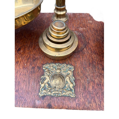 641 - A STUNNING SET  OF BRASS AVERY BALANCE SCALES AND WEIGHTS WITHYROYAL PLAQUE ON BASE