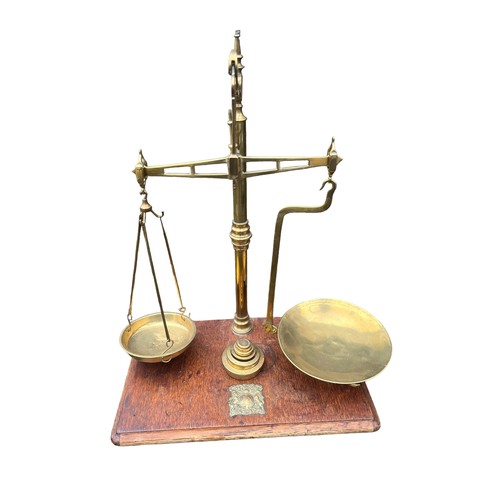 641 - A STUNNING SET  OF BRASS AVERY BALANCE SCALES AND WEIGHTS WITHYROYAL PLAQUE ON BASE