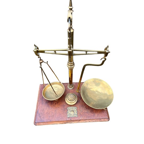 641 - A STUNNING SET  OF BRASS AVERY BALANCE SCALES AND WEIGHTS WITHYROYAL PLAQUE ON BASE