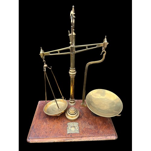 641 - A STUNNING SET  OF BRASS AVERY BALANCE SCALES AND WEIGHTS WITHYROYAL PLAQUE ON BASE