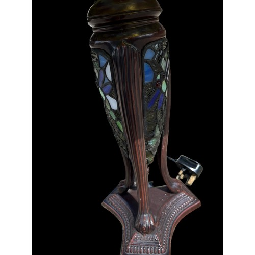 681 - A DRAGONFLY THEMED TIFFANY LAMP COMPLETE WITH LARGE SHADE (P.W.O)