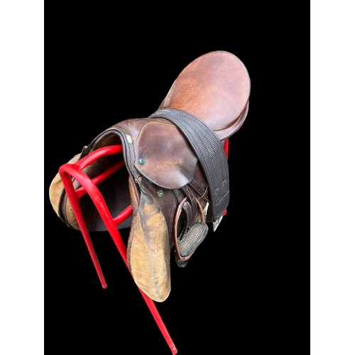 457 - A GOOD QUALITY SADDLE WITH ROSE GOLD COLOUR STIRRUPS & STAND