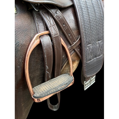 457 - A GOOD QUALITY SADDLE WITH ROSE GOLD COLOUR STIRRUPS & STAND