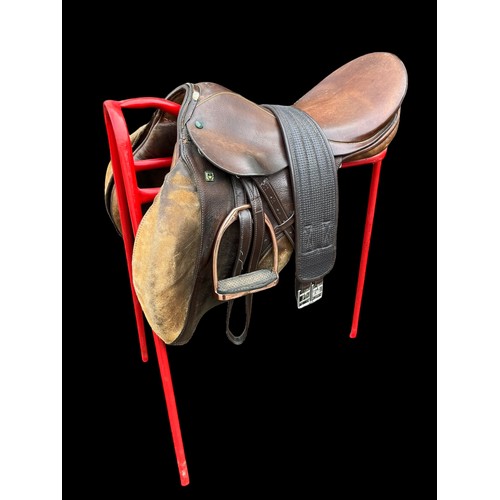 457 - A GOOD QUALITY SADDLE WITH ROSE GOLD COLOUR STIRRUPS & STAND