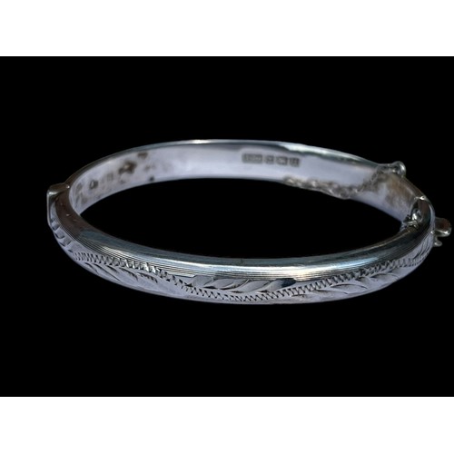 489 - AN ORNATE FULLY HALLMARKED BANGLE (CHILDS)