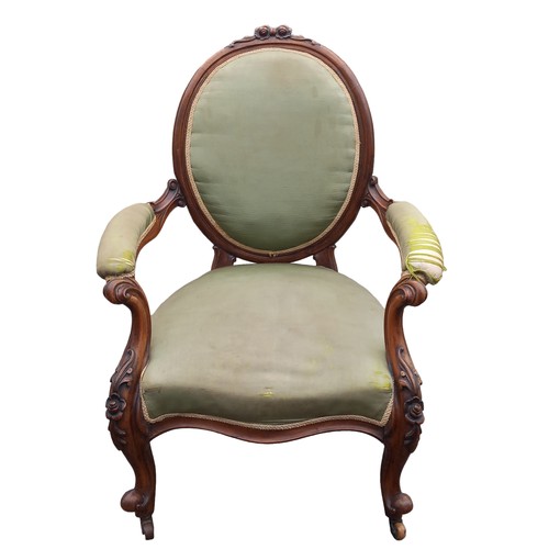 686 - A STUNNNING QUALITY ANTIQUE WALNUT ORNATE FRAMED ARMCHAIR WITH CAB LEGS