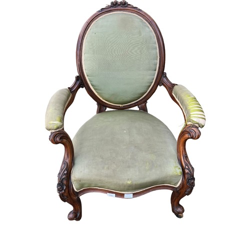 686 - A STUNNNING QUALITY ANTIQUE WALNUT ORNATE FRAMED ARMCHAIR WITH CAB LEGS