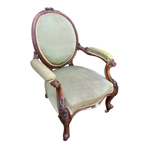 686 - A STUNNNING QUALITY ANTIQUE WALNUT ORNATE FRAMED ARMCHAIR WITH CAB LEGS