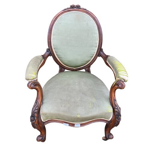 686 - A STUNNNING QUALITY ANTIQUE WALNUT ORNATE FRAMED ARMCHAIR WITH CAB LEGS