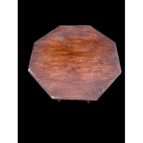 696 - AN ANTIQUE OAK SIDE TABLE WITH A GALLERY UNDER TRAY