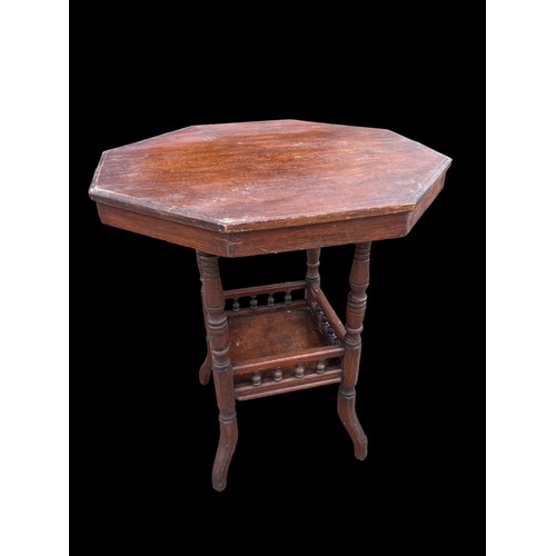 696 - AN ANTIQUE OAK SIDE TABLE WITH A GALLERY UNDER TRAY