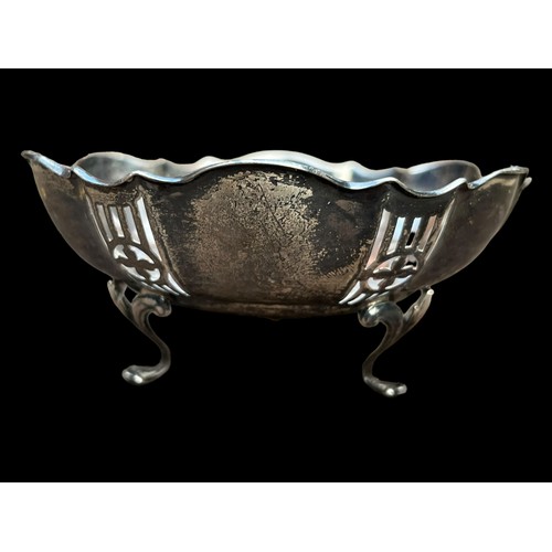 634 - A VERY NICE SILVER DISH WITH PIERCED SIDES 61.8g