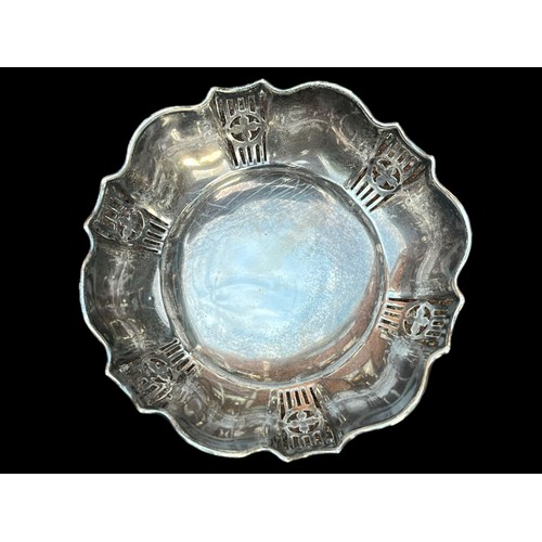 634 - A VERY NICE SILVER DISH WITH PIERCED SIDES 61.8g