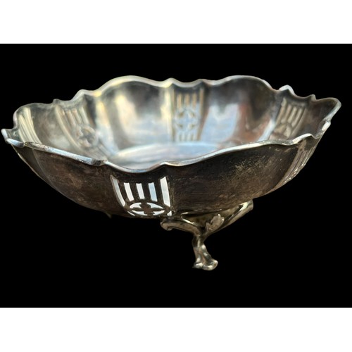 634 - A VERY NICE SILVER DISH WITH PIERCED SIDES 61.8g