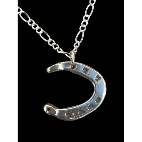 246 - A SILVER HORSESHOE PENDANT ON A SILVER CHAIN