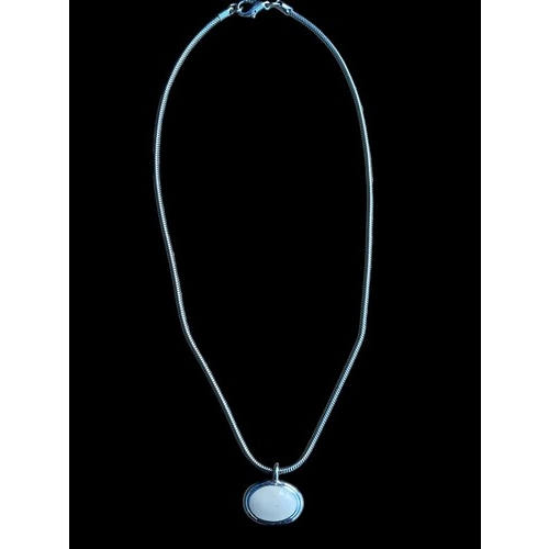 305 - A SILVER OVAL CREAM COLOURED PENDANT ON SNAKE PATTERM SILVER CHAIN