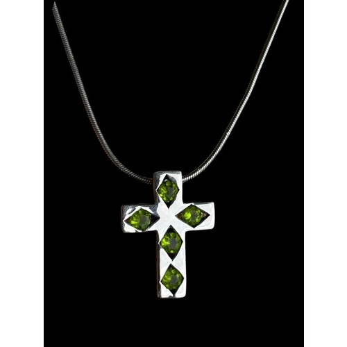 477 - A HEAVY SILVER CROSS SET WITH PERIDOT STYLE STONES ON A SILVER CHAIN