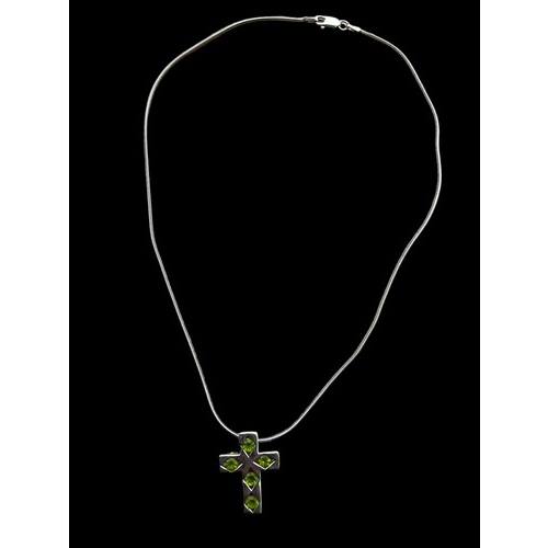 477 - A HEAVY SILVER CROSS SET WITH PERIDOT STYLE STONES ON A SILVER CHAIN