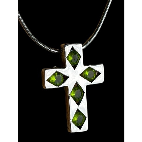 477 - A HEAVY SILVER CROSS SET WITH PERIDOT STYLE STONES ON A SILVER CHAIN