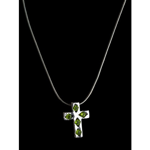 477 - A HEAVY SILVER CROSS SET WITH PERIDOT STYLE STONES ON A SILVER CHAIN