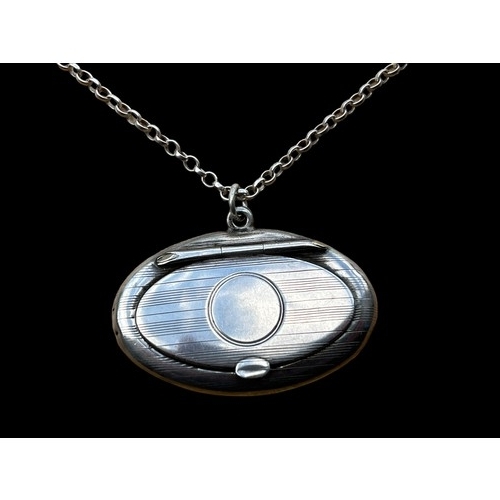 521 - A HALLMARKED BIRMINGHAM SILVER OVAL COMPACT/PILL BOX PENDANT ON A SILVER CHAIN