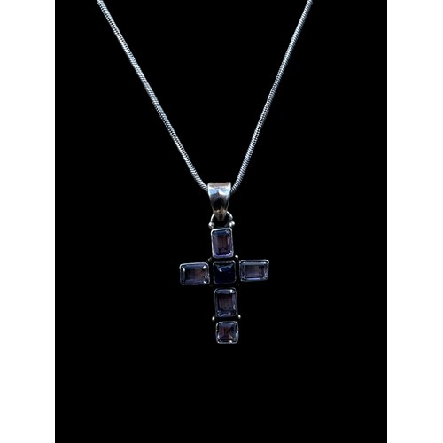 528 - A BEAUTIFUL SILVER AMETYST SET CROSS ON A SILVER CHAIN