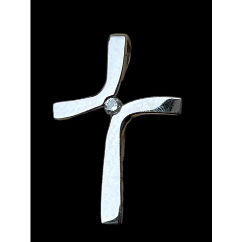 568 - A 9ct WHITE GOLD POLISHED CROSS WITH DIAMOND TO CENTRE 25X15mm 1.39grm