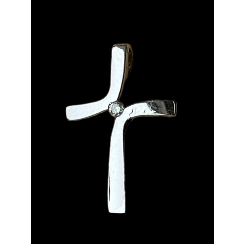 568 - A 9ct WHITE GOLD POLISHED CROSS WITH DIAMOND TO CENTRE 25X15mm 1.39grm