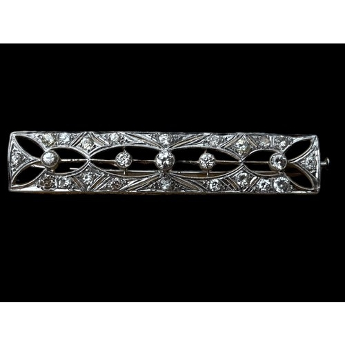 625 - A STUNNING DIAMOND AND PLATINUM SET RECTANGULAR BROOCH OPEN WORK TO CENTRE WITH 5 SEPERATED DIAMONDS... 