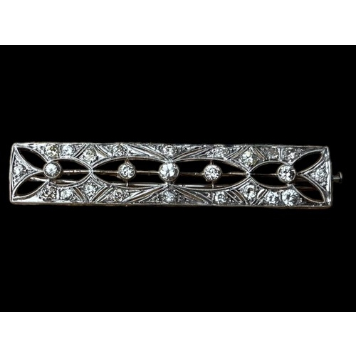 625 - A STUNNING DIAMOND AND PLATINUM SET RECTANGULAR BROOCH OPEN WORK TO CENTRE WITH 5 SEPERATED DIAMONDS... 