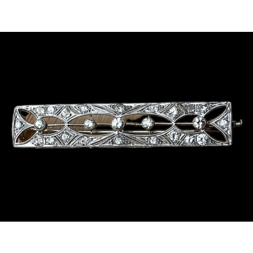 625 - A STUNNING DIAMOND AND PLATINUM SET RECTANGULAR BROOCH OPEN WORK TO CENTRE WITH 5 SEPERATED DIAMONDS... 