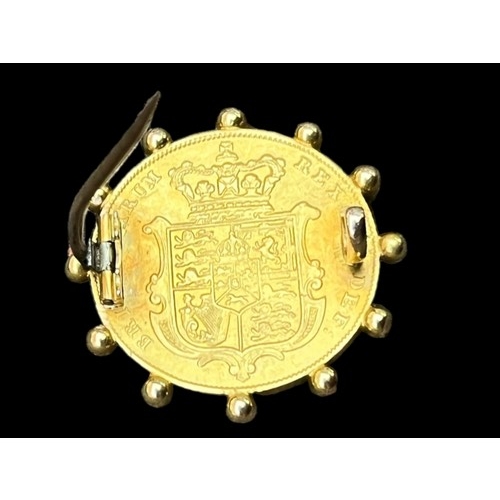 633 - A RARE GEORGE IV FULL SOVERIGN DATED 1826 BROOCH WITH GOLD BALLS TO THE EDGE