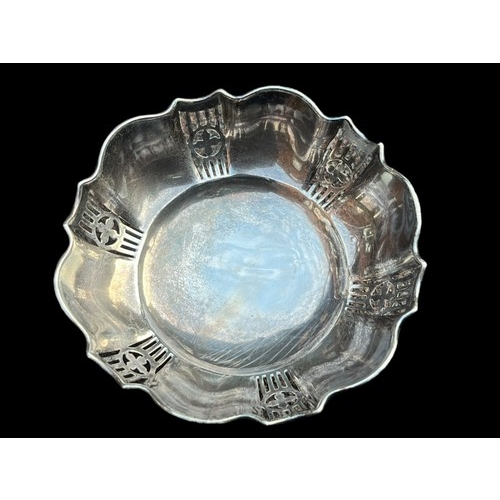 634 - A VERY NICE SILVER DISH WITH PIERCED SIDES 61.8g