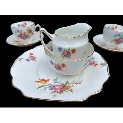 699 - A 19 PIECE DUCHESS TEA SERVICE