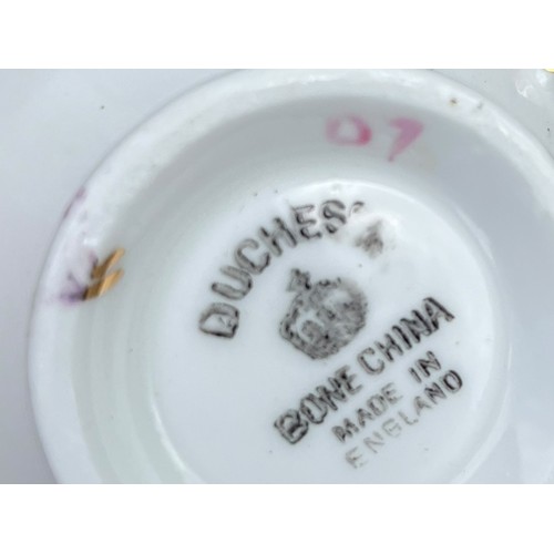 699 - A 19 PIECE DUCHESS TEA SERVICE