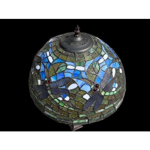 681 - A DRAGONFLY THEMED TIFFANY LAMP COMPLETE WITH LARGE SHADE (P.W.O)