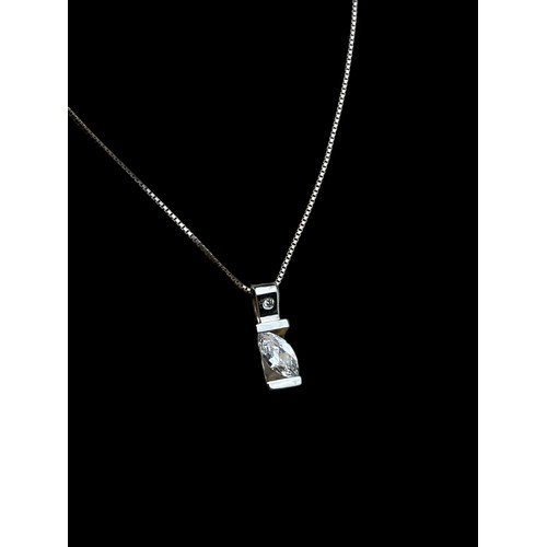 552A - A DESIGNER STYLE SILVER SOLITAIRE PENDANT ON A SILVER CHAIN