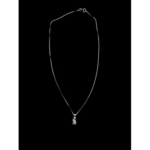 552A - A DESIGNER STYLE SILVER SOLITAIRE PENDANT ON A SILVER CHAIN