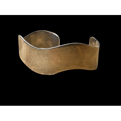 554A - A LARGE SILVER BANGLE