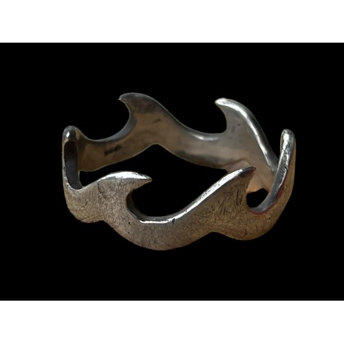 546A - A GENTS LARGE SILVER WAVE DESIGN RING