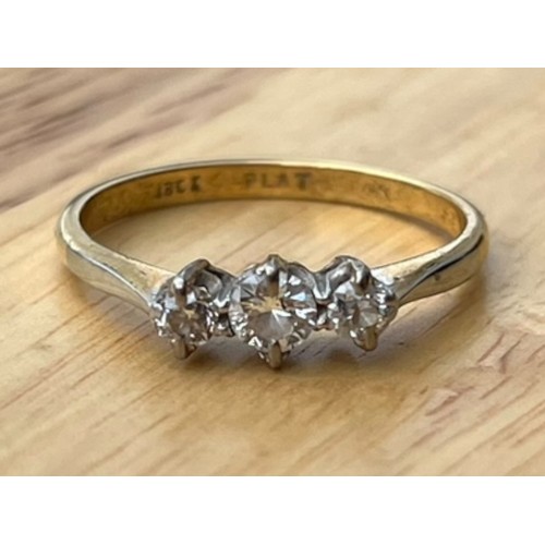 604A - AN 18ct PLATINUM SET RING WITH 3 DIAMONDS