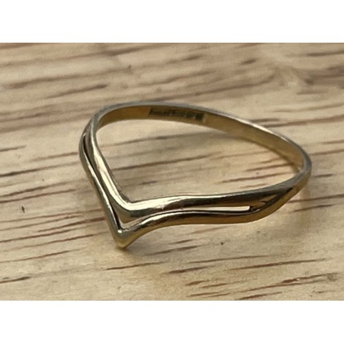 595A - A 9ct GOLD WISHBONE RING