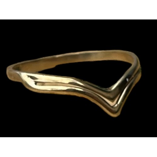 595A - A 9ct GOLD WISHBONE RING