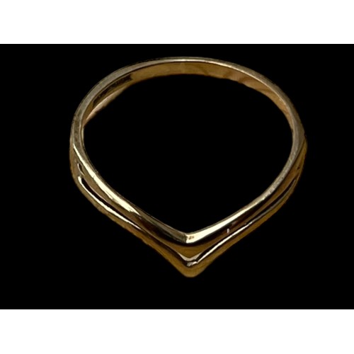 595A - A 9ct GOLD WISHBONE RING