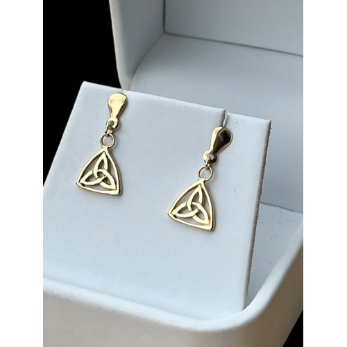 603A - A PAIR OF 9ct GOLD IRISH DESIGN EARRINGS