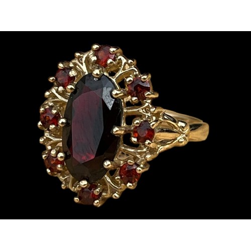 615A - A STUNNING 9ct GOLD ORNATE GARNET SET RING