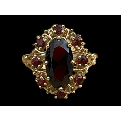 615A - A STUNNING 9ct GOLD ORNATE GARNET SET RING